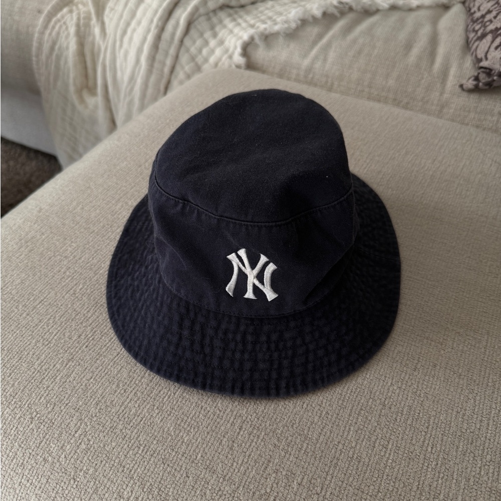 Navy blue NY Yankees Bucket Hat
